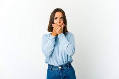 Genç melez kadın elleri ve ağzı kapalı endişeli görünüyor..