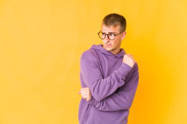 Kafası karışmış, genç, beyaz, yakışıklı bir adam..