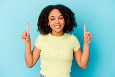 Genç Afro-Amerikan melez kadın iki parmağı da boş bir alan gösterirken izole edildi..