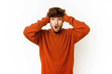 Beyaz arka planda genç bir Arap çığlık atıyor, çok heyecanlı, tutkulu, bir şeyden memnun..