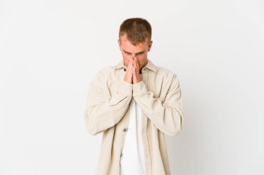 Beyaz tenli yakışıklı dua eden, kendini adamış dindar, ilahi ilhamı arayan genç bir adam..