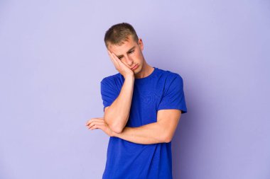 Sıkılmış, yorgun ve dinlenmeye ihtiyacı olan beyaz, yakışıklı genç bir adam..