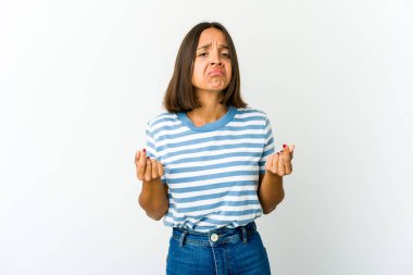 Genç melez kadın parasız olduğunu gösteriyor..