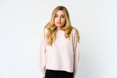 Genç, beyaz, sarışın kadın omuzlarını silker ve gözleri açık kalır..