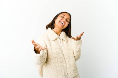 Genç melez kadın kameraya sarıldığı için kendinden emin..