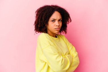 Genç Afro-Amerikan melez kadın hoşnutsuzlukla somurtan yüzü izole edip kollarını kavuşturuyor..