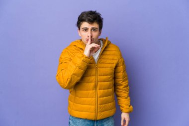 Genç havalı bir adam sır saklıyor ya da sessizlik istiyor..