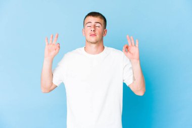 Kafkasyalı yakışıklı genç adam sıkı çalışma gününden sonra rahatlıyor, o yoga yapıyor..