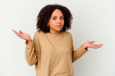 Genç Afro-Amerikan melez kadın şüpheye düşüp omuz silkerek jestlerini sorguluyor..