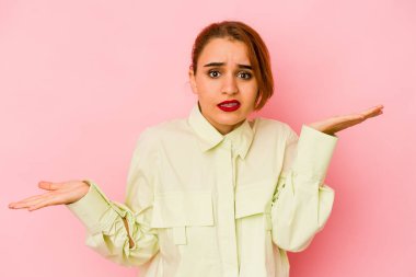 Genç Arap melez kadın. Kafası karışmış ve omuz silkiyor..