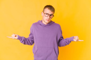 Kafkasyalı yakışıklı genç adam şüphe ediyor ve sorgulamada omuz silkiyor..