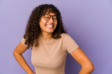 Genç Afro-Amerikan Afro kadın kahkahaları izole eder ve gözlerini kapatır, rahat ve mutlu hisseder..