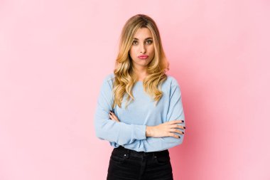 Genç, beyaz, sarışın kadın şaşırdı. Parmakla işaret etti, gülümsedi..