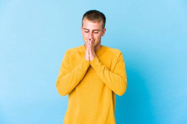 Beyaz tenli yakışıklı adam el ele tutuşuyor. Ağız kenarında dua ediyor. Kendine güveniyor..