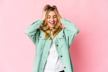 Kafkasyalı genç sarışın kadın ağlıyor, bir şeylerden mutsuz, acı ve kafa karışıklığı konsepti..