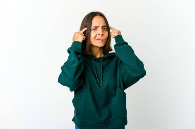 Genç melez kadın bir işe odaklanmış, işaret parmaklarını işaret ediyor..