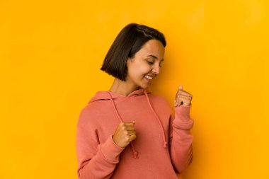 Genç İspanyol kadın sarı dans edip eğleniyor..