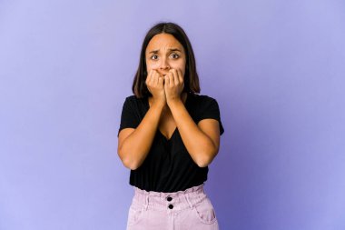 Tırnak yiyen, gergin ve endişeli genç bir ırk kadını..