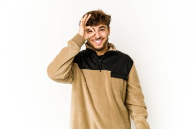 Beyaz arka planda genç bir Arap heyecanlı..