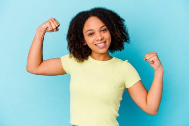 Genç Afro-Amerikan melez kadın kendini soyutlamış. Güçlü bir hareket sergiliyor. Kadınsı gücün sembolü.