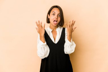 Latin kökenli genç bir kadın 10 numarayı elleriyle gösteriyor..