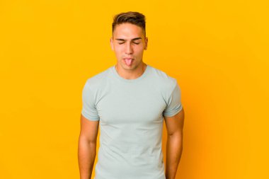 Genç, yakışıklı, beyaz bir adam komik ve dost canlısı bir dille izole edilmiş..