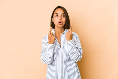 Genç İspanyol kadın, ağzı açık, üst tarafı işaret ederek izole edilmiş..