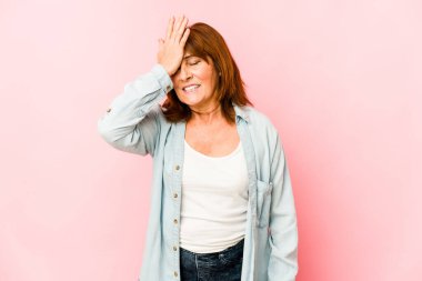 Üst düzey beyaz kadın bir şeyi unutuyor. Alnına avuç içiyle vurup gözlerini kapatıyor..