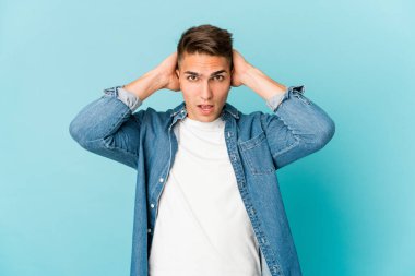 Genç, beyaz, yakışıklı bir adam tecrit edilmiş bağırıyor, çok heyecanlı, tutkulu, bir şeyden memnun..