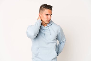 Beyaz tenli yakışıklı bir adam stres yüzünden boynu ağrıyor. Masaj yapıyor ve eliyle dokunuyor..