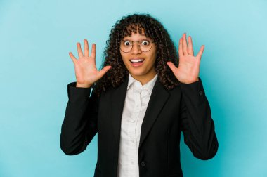 Genç Afrikalı Amerikalı afro kadın yalnız başına. Hoş bir sürpriz bekliyor, heyecanlı ve el kaldırıyor..