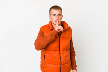 Genç, beyaz, yakışıklı bir adam ya sır saklıyor ya da sessizlik istiyor..