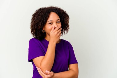 Genç Afro-Amerikan melez kadın gülerek, kaygısızca, doğal duygularla kendini soyutladı..