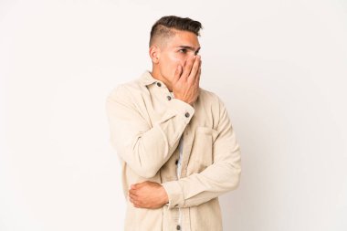 Beyaz tenli yakışıklı adam kendini izole etmiş esniyor. Ağzı eliyle kapatan yorgun bir hareket sergiliyor..