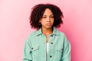 Genç Afro-Amerikan melez kadın üzgün, ciddi yüzlü, mutsuz ve hoşnutsuz..