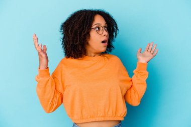 Genç Afro-Amerikan melez kadın gökyüzüne haykırıyor, bakıyor, hayal kırıklığına uğruyor..