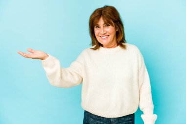 Üst düzey beyaz kadın avuçta fotokopi odası ve belinde başka bir el gösteren izole edilmiş..