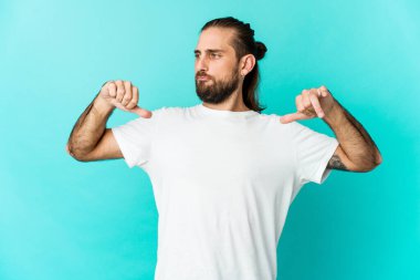 Uzun saçlı genç adam gururlu ve kendinden emin görünüyor, örnek olarak..