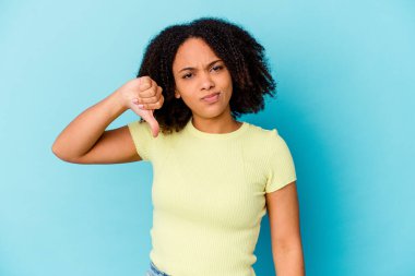 Genç Afro-Amerikan melez kadın kendini soyutlamış baş parmağını aşağı gösteriyor, hayal kırıklığı konsepti.