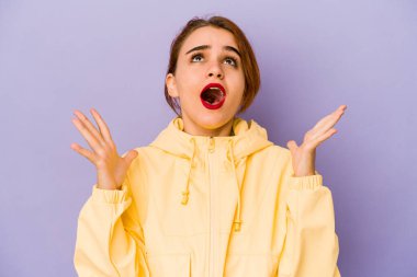 Genç Arap melez kadın gökyüzüne bağırıyor, yukarı bakıyor, hayal kırıklığına uğramış..