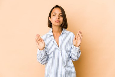 Genç İspanyol kadın kendini izole edip elini uzatmış, dur işareti göstererek seni engelliyor..