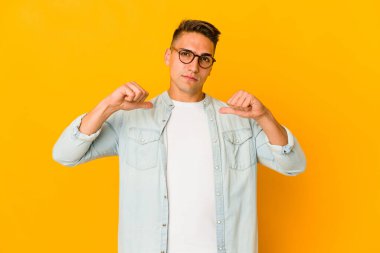 İzole edilmiş yakışıklı beyaz adam gururlu ve kendine güvenen, örnek alınacak biri..