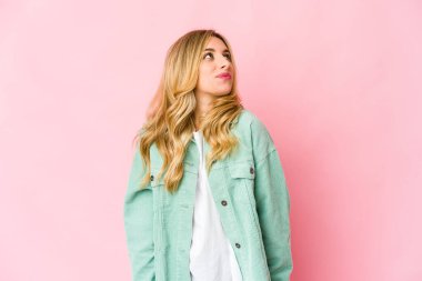 Amaçlarına ve amaçlarına ulaşmayı hayal eden beyaz, sarışın bir kadın.