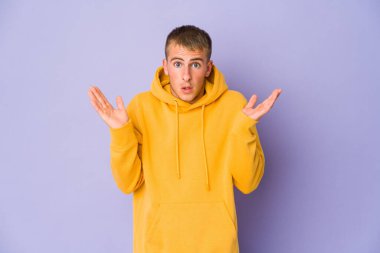 Genç beyaz yakışıklı adam şaşırdı ve şok oldu..