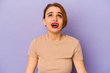 Genç Arap melez kadın çok kızgın, öfkeli, hayal kırıklığına uğramış.