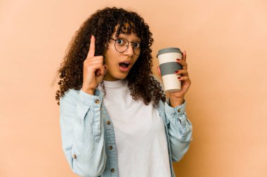 Afro-Amerikan Afro-Amerikan kadın elinde hazır kahveyle bir fikri, ilham konsepti var..