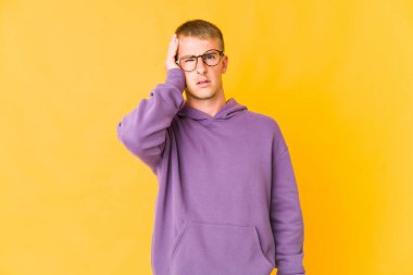 Genç, beyaz, yakışıklı, yorgun ve uykulu bir adam..