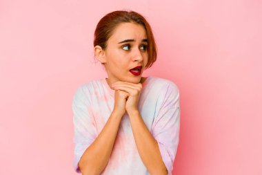 Genç Arap melez kadın şans için dua ediyor, şaşkın ve ağzı açık..