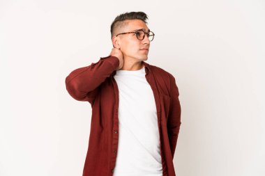 Beyaz tenli yakışıklı bir adam stres yüzünden boynu ağrıyor. Masaj yapıyor ve eliyle dokunuyor..