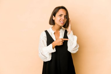 Genç İspanyol kadın bir dedikoduyu dinlemeye çalışıyor..